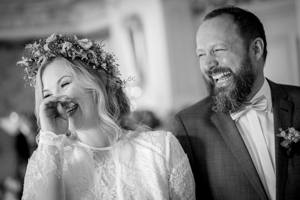 Schwarz-Weiß-Porträt lachender Gäste bei der Hochzeit