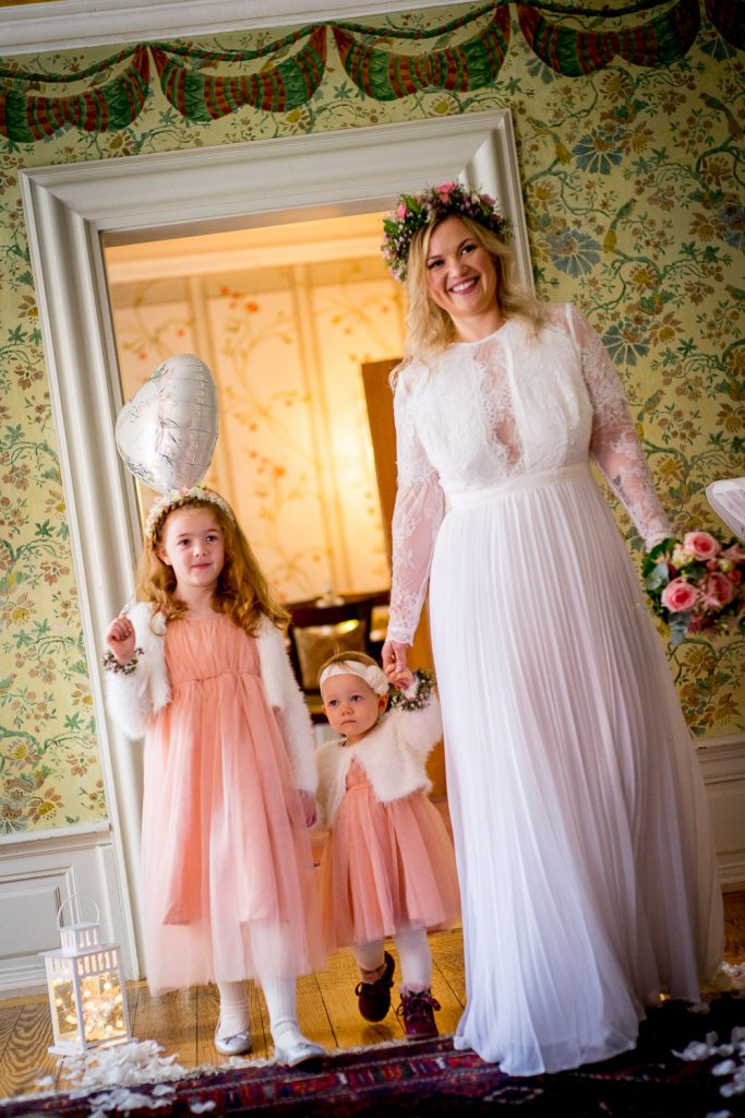 Braut im Hochzeitskleid bei der Vorbereitung im hellen Zimmer