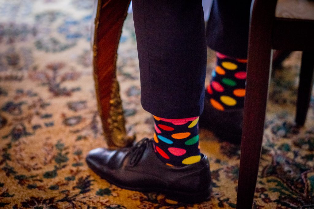 Bunte Socken als humorvolles Detail des Hochzeitsoutfits