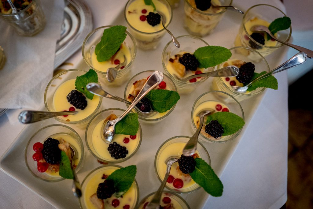 Liebevoll angerichtetes Fingerfood für den Empfang der Hochzeitsgäste