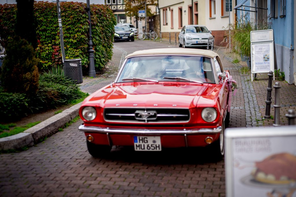 Roter Oldtimer steht geschmückt als Hochzeitsauto in Oberursel