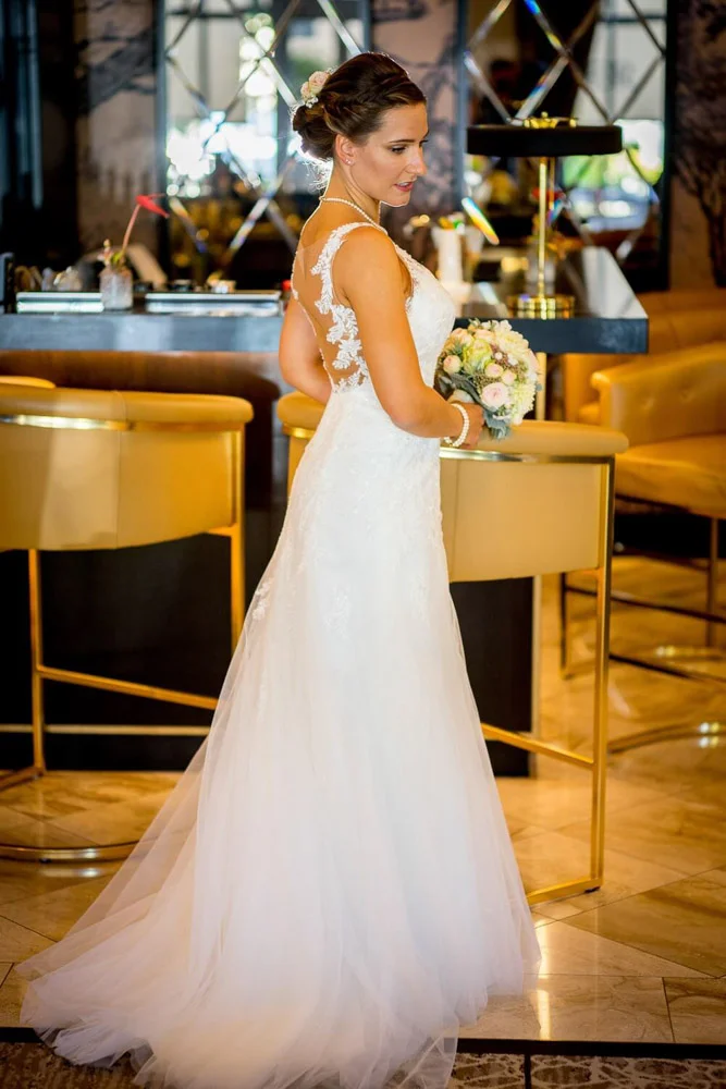 Ein Moment der Ruhe vor dem großen Schritt – feinsinnige Hochzeitsfotografie Frankfurt.