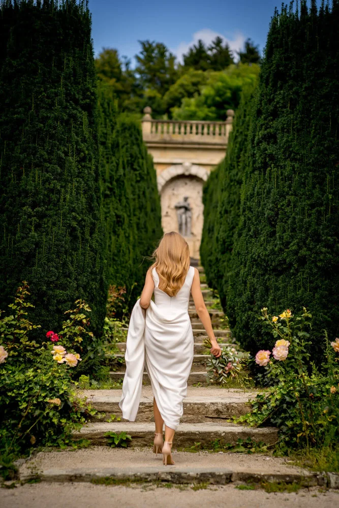 Paar in inniger Umarmung zwischen Bäumen – Natur und Gefühl im Einklang, fotografiert in Frankfurt.