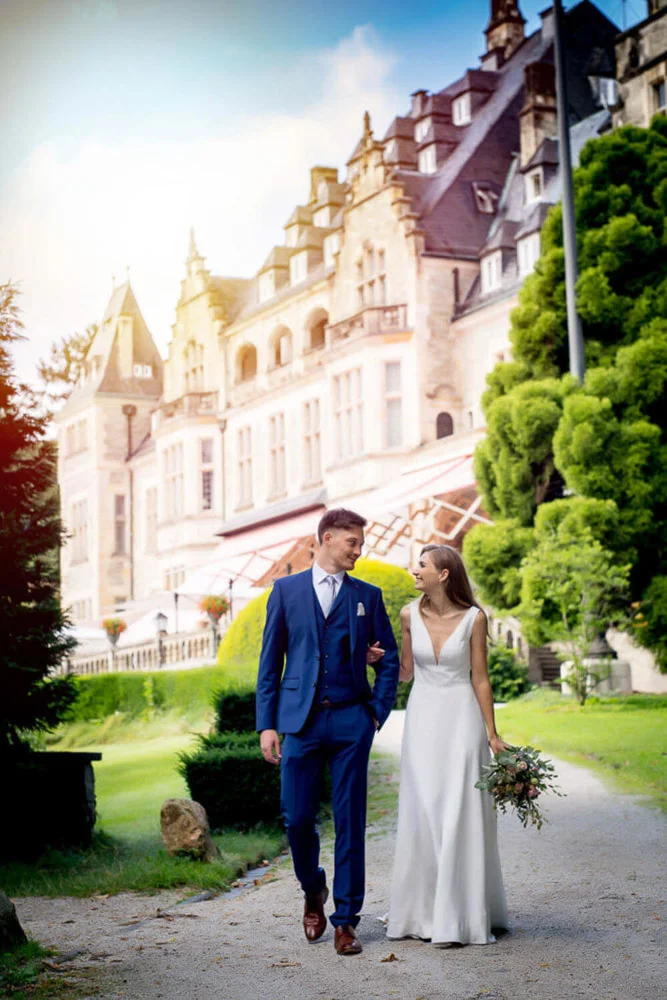 Die Schönheit des Ungesagten – authentisches Hochzeitsportrait mit Tiefe aus Frankfurt.