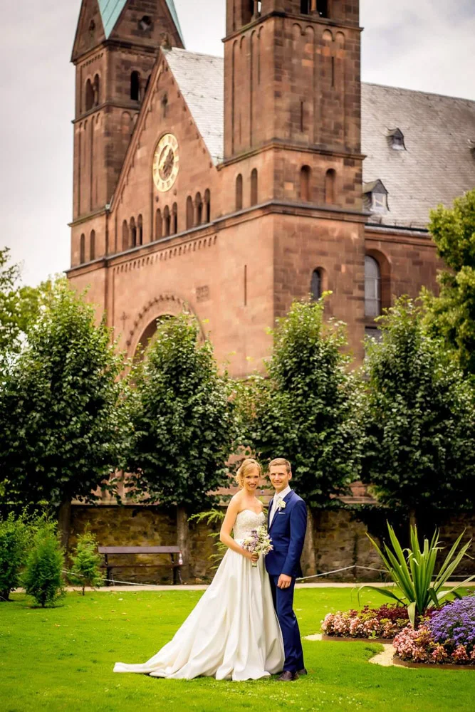 Brautpaar in der Altstadt – Hochzeitsfotograf Frankfurt Altstadt Shooting.