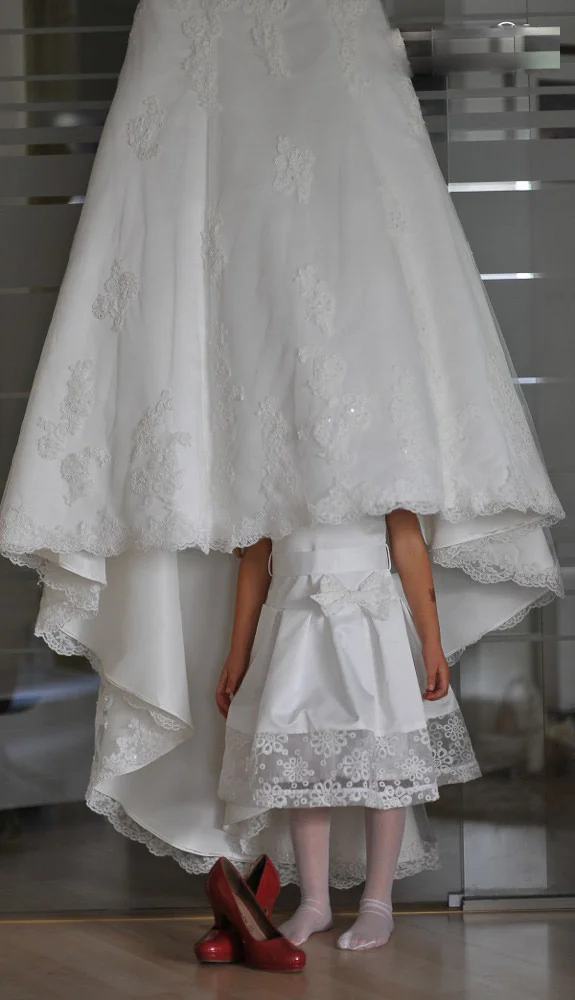 Braut von hinten in Bewegung – ästhetische Szene für Hochzeitsfilm Frankfurt