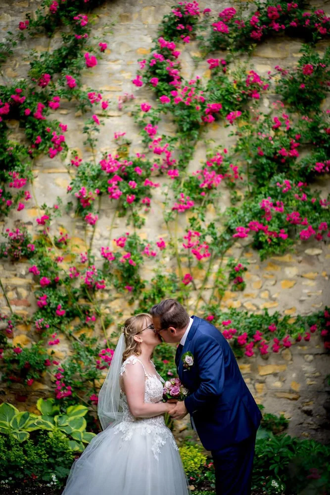 Braut im Blumenmeer – emotionale Hochzeitsfotografie Frankfurt mit natürlichen Farben