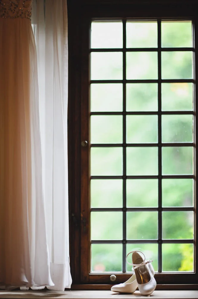 Paar vor großen Fenstern – modernes Hochzeitsfoto Frankfurt mit architektonischem Flair.