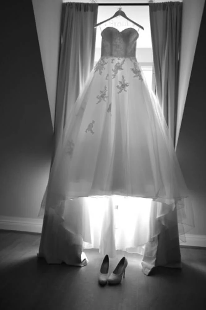 Brautkleid im Licht – stilvolles Hochzeitsfoto Frankfurt mit künstlerischer Tiefe.