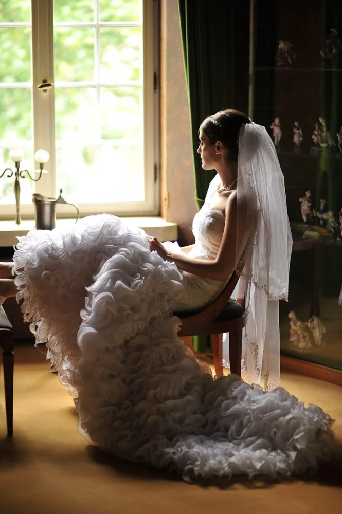 Braut wartet auf Bräutigam – ein stiller Moment, eingefangen durch Hochzeitsfotografie.