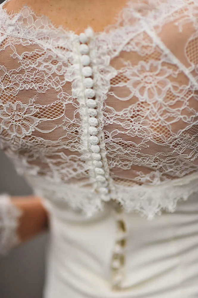 Knopfleiste des Bräutigams – Detailaufnahme eines Fotografen für Hochzeit Frankfurt.