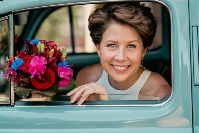 Braut im Oldtimer – zeitloses Hochzeitsfoto Frankfurt mit Vintage-Flair.