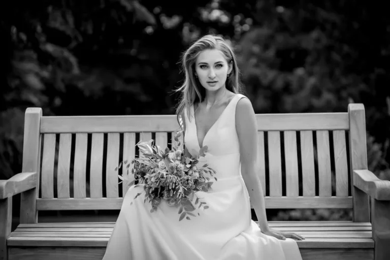 Braut in Palmengarten auf der Bank