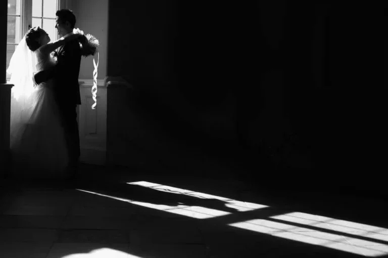 Brautpaar verlässt das Standesamt Darmstadt nach dem Ja-Wort