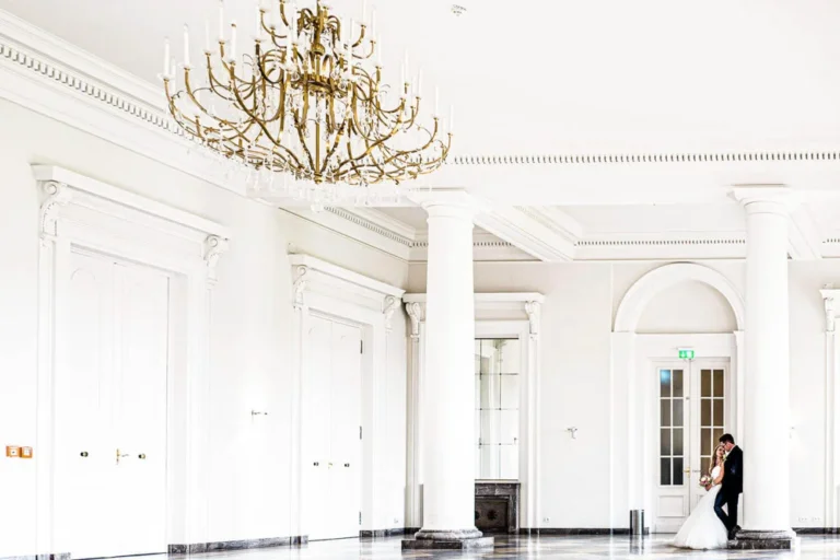 Braut und Bräutigam beim Spaziergang im Park in Darmstadt